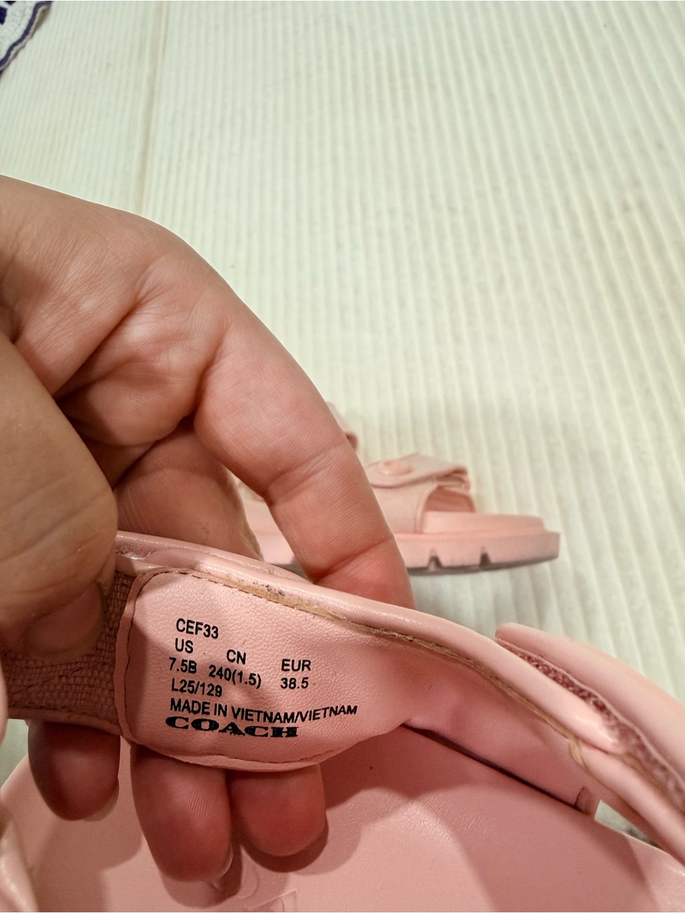 Women’s 7.5 Coach Pink Hook-and-Loop Brynn Sandal In Signature Canvas - Picture 3 of 5